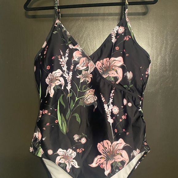 3/$25 🤗 Shein Plus size 2x one piece suit. Criss cross back straps - Picture 3 of 8